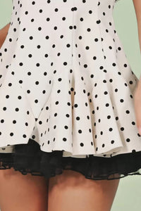 Minikleid mit Punktemuster, Schleifendetail und Rüschen