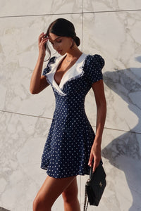 Figurbetontes Minikleid mit V-Ausschnitt, Punktemuster und Spitze
