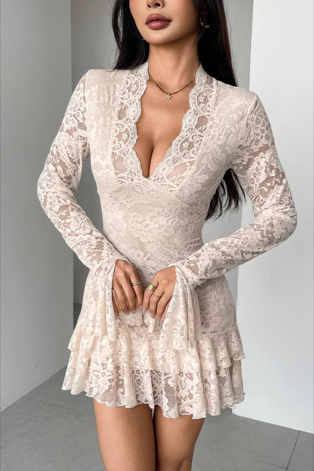 Figurbetontes Minikleid mit V-Ausschnitt, Spitze und Rüschen