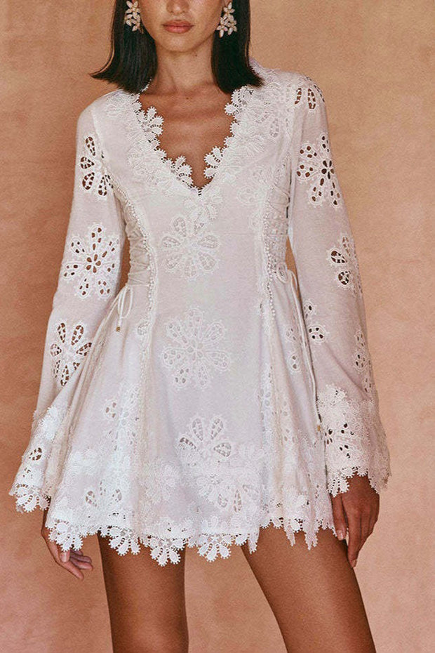 Figurbetontes Minikleid mit langen Ärmeln, Bindedetail und Spitze