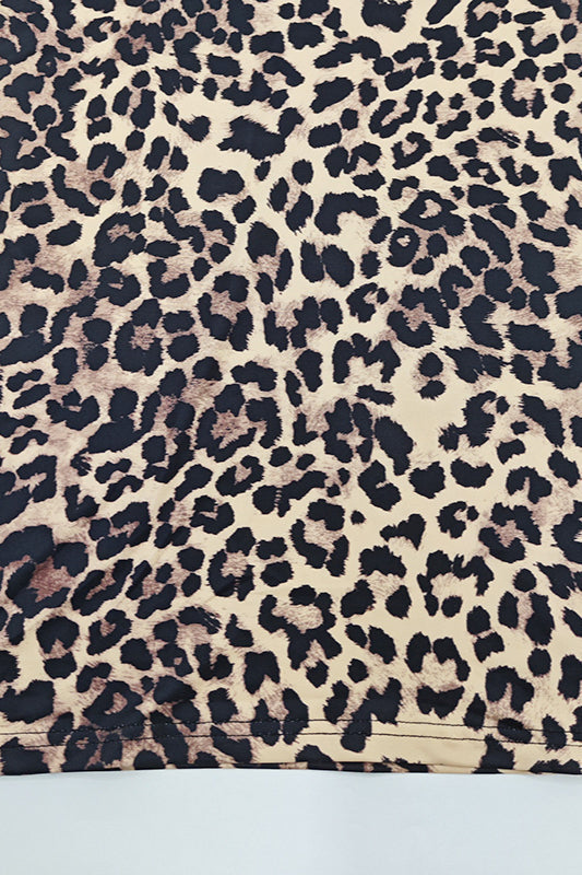 Rückenfreies Maxikleid mit Druck und Kettendetail