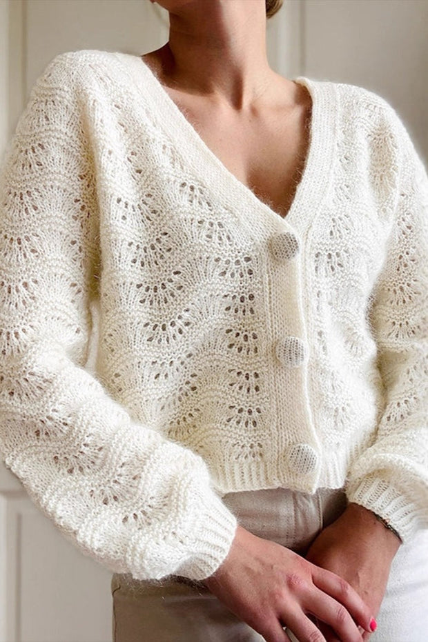 Strickjacke mit V-Ausschnitt und Strickstruktur in Weiß, mit Kragen