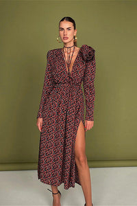 Kleid mit V-Ausschnitt, Schlitz und Blumenmuster in Rosa