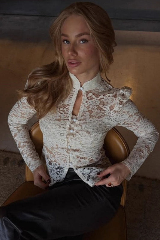 Figurbetontes Top mit Knopfdetails und Spitze