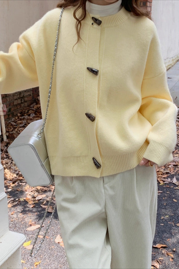 Locker geschnittene Strickjacke mit Knopfdetails und Strickstruktur in Gelb