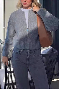 Strickjacke mit Reißverschluss und Strickstruktur in Weiß