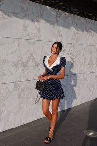 Figurbetontes Minikleid mit V-Ausschnitt, Punktemuster und Spitze