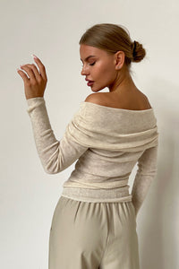 Schulterfreier Pullover mit Rundhalsausschnitt und Strickstruktur