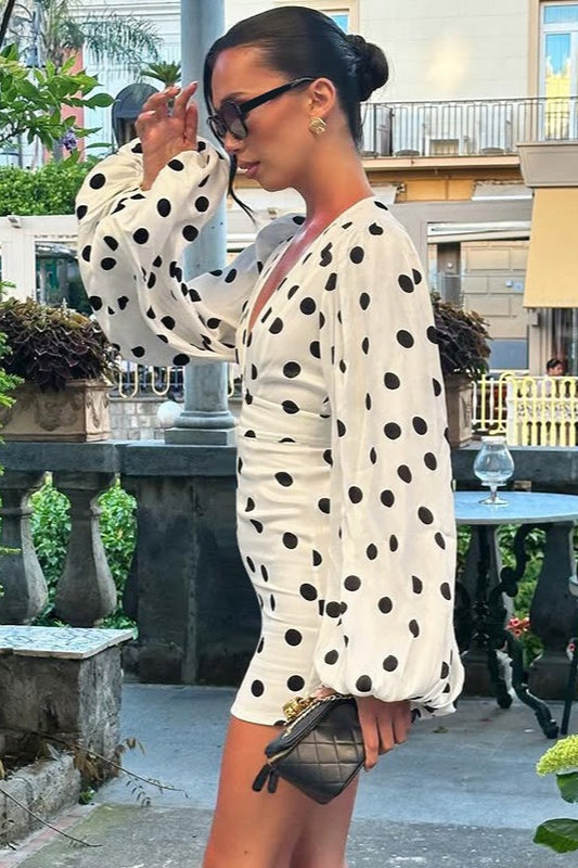 Figurbetontes Minikleid mit Punktemuster in Weiß