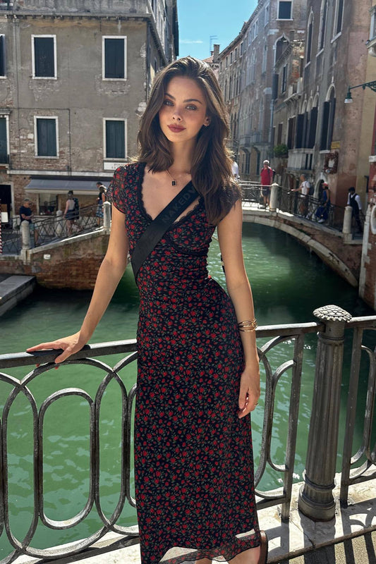 Figurbetontes Kleid mit V-Ausschnitt und Blumenmuster in Schwarz