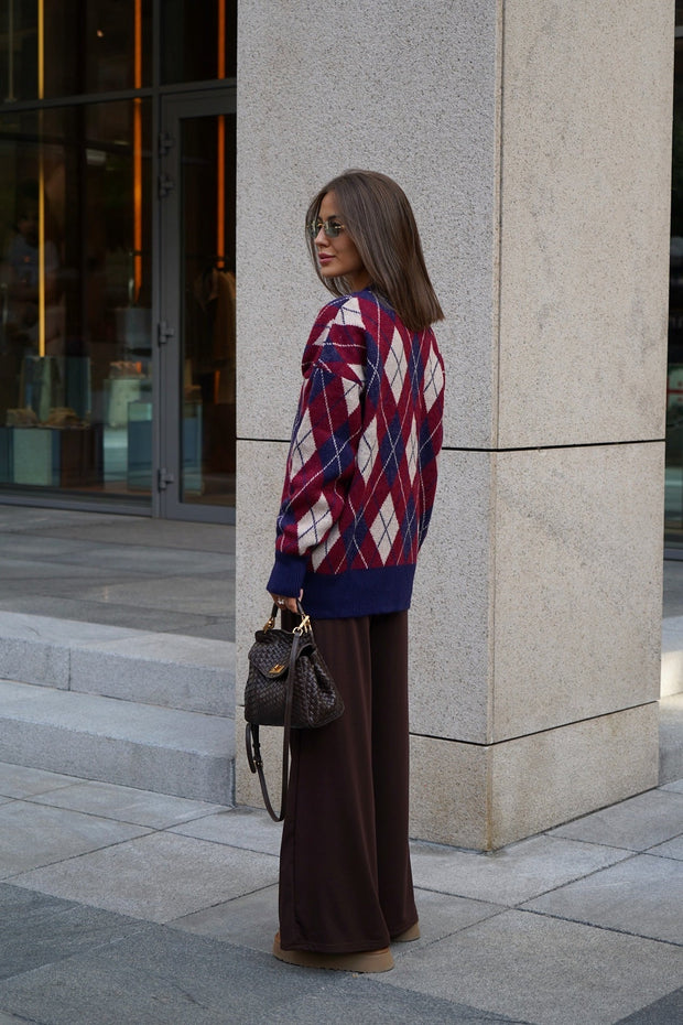 Locker geschnittene Strickjacke mit V-Ausschnitt, langen Ärmeln und Karomuster