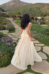 Maxikleid mit V-Ausschnitt, Spitze und Netzdetails