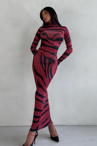 Figurbetontes Maxikleid mit Stehkragen und Druck