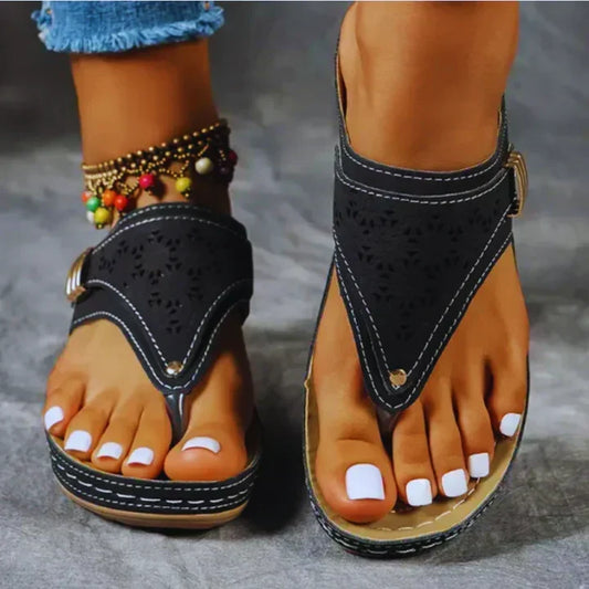 Damen Keilsandalen mit Clip-Toe aus PU-Leder – Celine