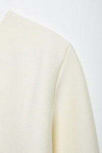 Asymmetrische Strickjacke mit Knopfdetails und Strickstruktur