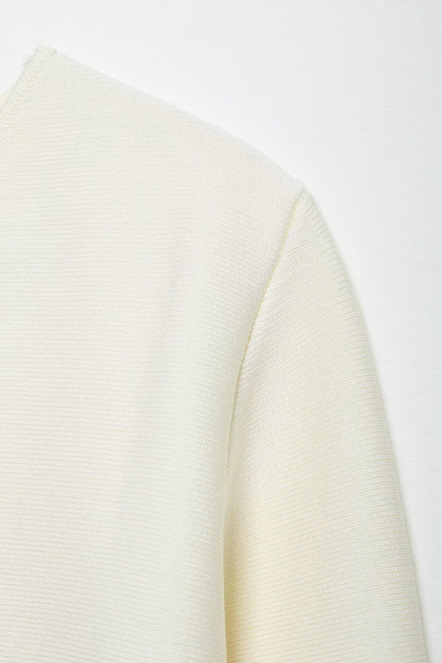 Asymmetrische Strickjacke mit Knopfdetails und Strickstruktur
