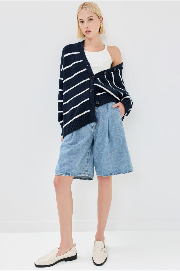 Strickjacke mit V-Ausschnitt, Streifenmuster und Strickstruktur in Weiß