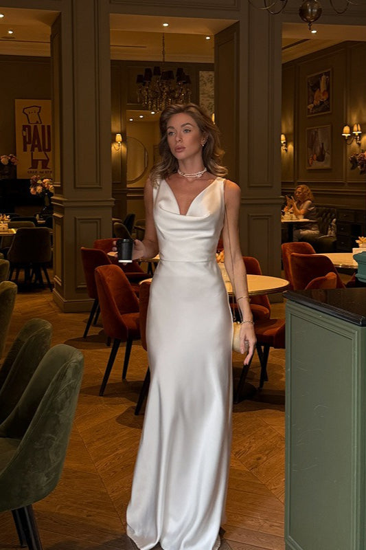 Ärmelloses Maxikleid mit V-Ausschnitt und Satinoptik