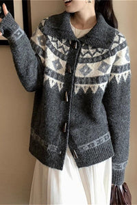 Locker geschnittene Strickjacke mit Knopfdetails und Strickstruktur