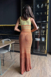 Figurbetontes Maxikleid mit V-Ausschnitt, Farbblockmuster und Strickstruktur