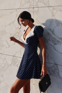 Figurbetontes Minikleid mit V-Ausschnitt, Punktemuster und Spitze