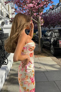 Maxikleid mit V-Ausschnitt und Blumenmuster in Rosa Weiß