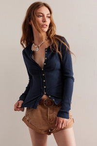 Strickjacke mit Rundhalsausschnitt und Strickstruktur