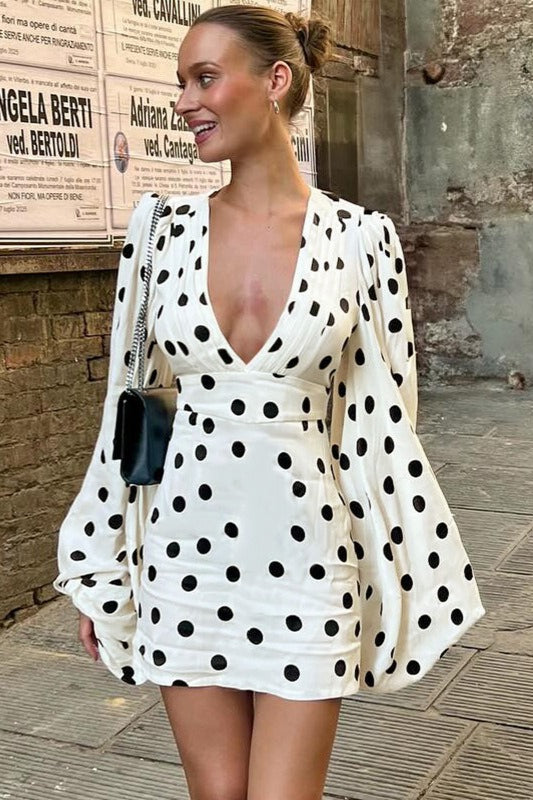 Figurbetontes Minikleid mit Punktemuster in Weiß