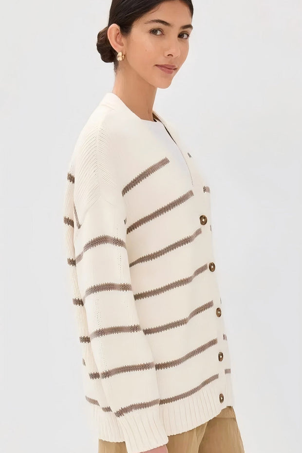 Strickjacke mit V-Ausschnitt, Streifenmuster und Strickstruktur in Weiß