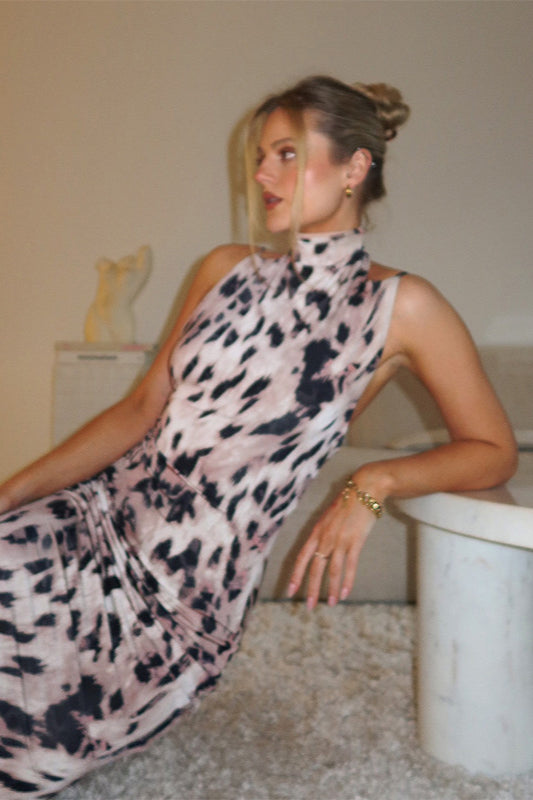 Rückenfreies Maxikleid mit Leopardenmuster in Cremeweiß
