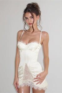 Minikleid mit Spitze, Netzdetails und Satinoptik