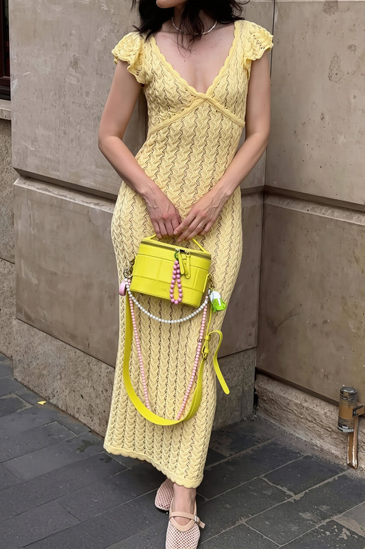 Rückenfreies Maxikleid mit V-Ausschnitt, Strickstruktur und Rüschen