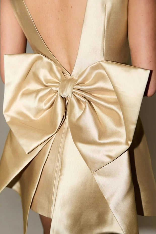 Rückenfreies Minikleid mit eckigem Ausschnitt und hoher Taille