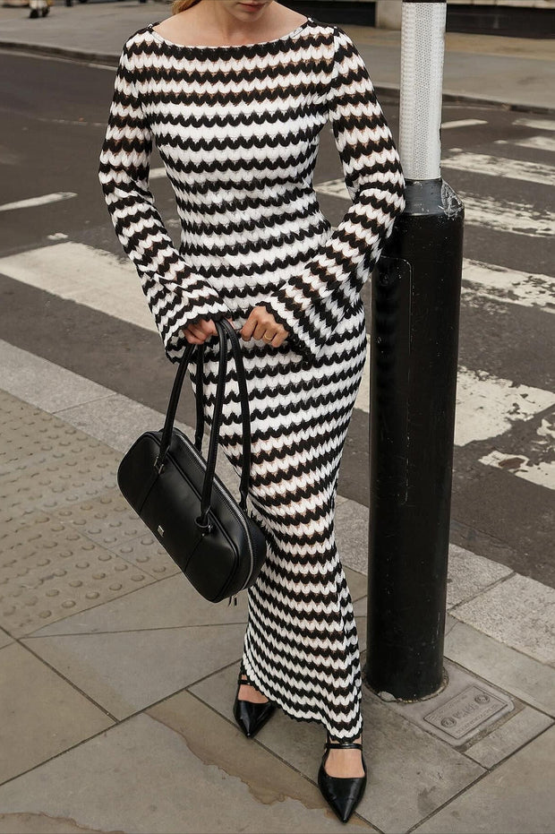 Schulterfreies Maxikleid mit langen Ärmeln, Schlitz und Streifenmuster