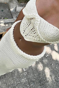 Maxikleid mit kurzem Schnitt, Aussparungen und Strickstruktur