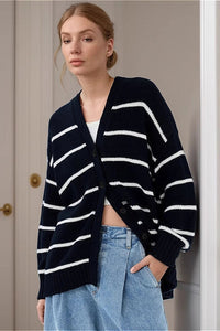 Strickjacke mit V-Ausschnitt, Streifenmuster und Strickstruktur