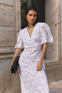 Figurbetontes Kleid mit V-Ausschnitt, kurzen Ärmeln und hoher Taille