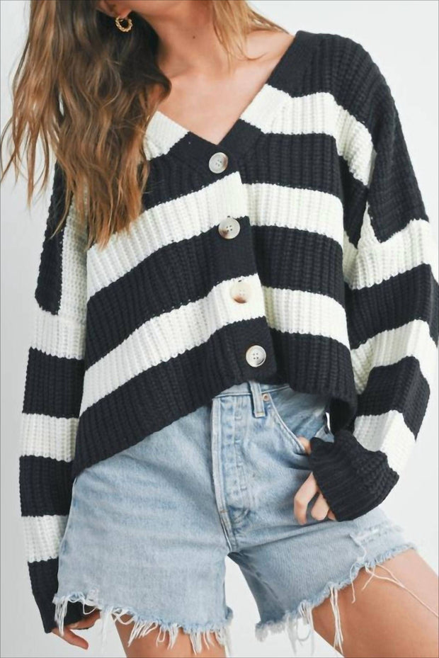 Locker geschnittene Strickjacke mit V-Ausschnitt, langen Ärmeln und Streifenmuster