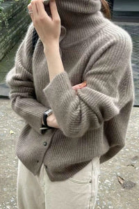 Locker geschnittene Strickjacke mit Knopfdetails und Strickstruktur in Cremeweiß