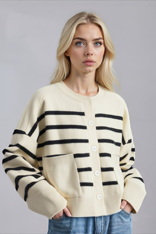 Strickjacke mit Rundhalsausschnitt, Knopfdetails und Taschen