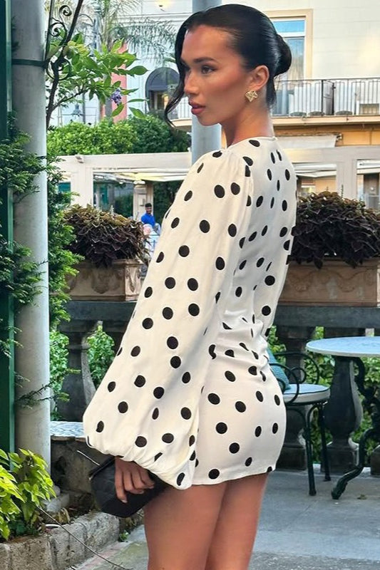 Figurbetontes Minikleid mit Punktemuster in Weiß