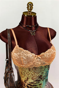 Rückenfreies Minikleid mit Raffung, Blumenmuster und Spitze