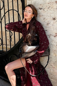 Figurbetontes Kleid mit V-Ausschnitt und Blumenmuster