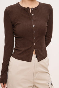 Strickjacke mit Knopfdetails und Strickstruktur in Oliv