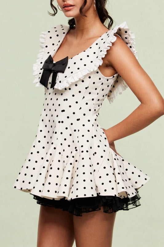 Minikleid mit Punktemuster, Schleifendetail und Rüschen
