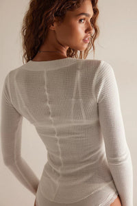 Figurbetonte Strickjacke mit Knopfdetails und Strickstruktur