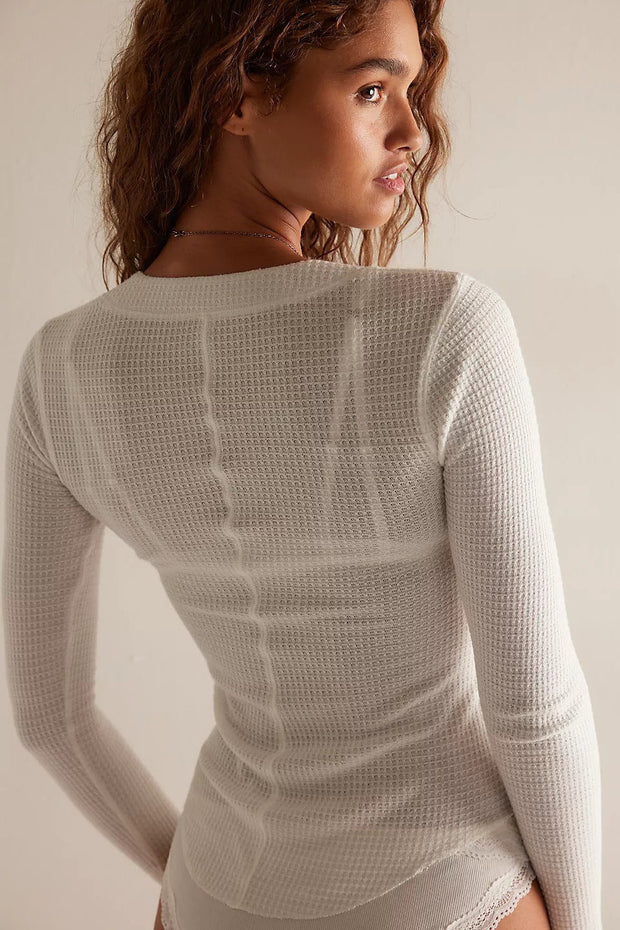 Figurbetonte Strickjacke mit Knopfdetails und Strickstruktur