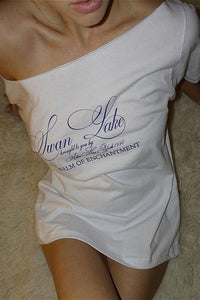 Schulterfreies T-Shirt mit Schriftprint