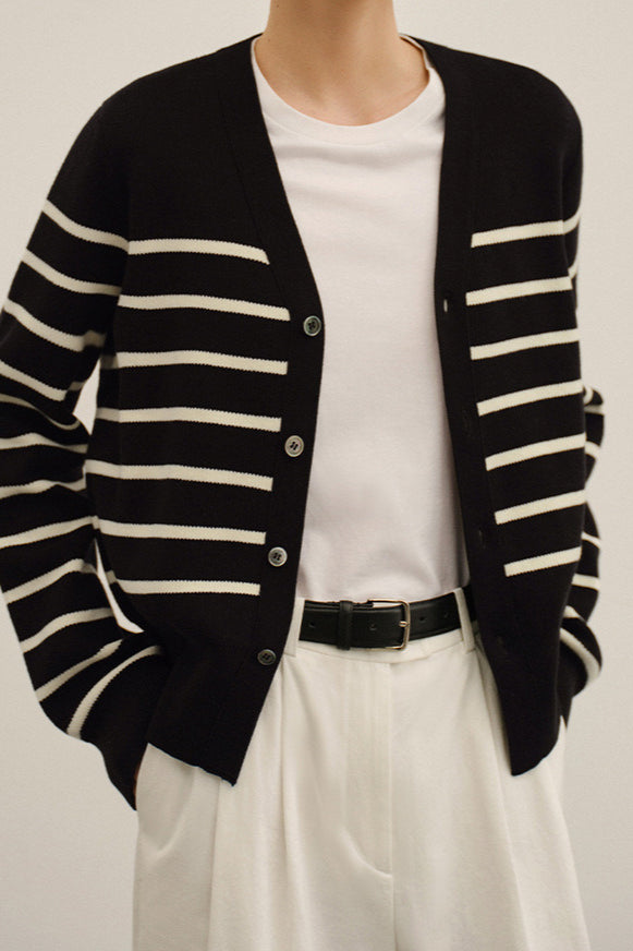 Strickjacke mit V-Ausschnitt, Streifenmuster und Farbblockmuster