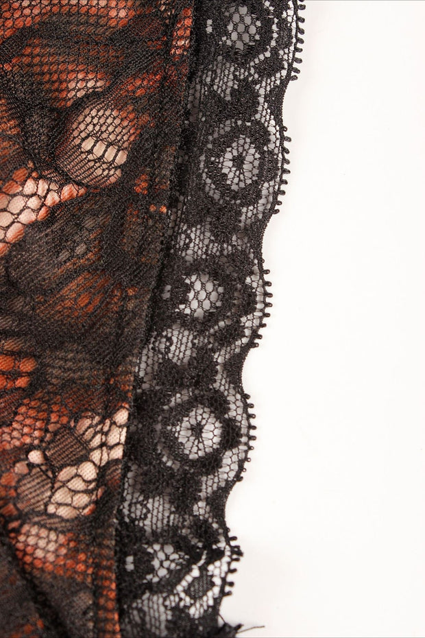 Trägerloses Maxikleid mit Spitze und Netzdetails